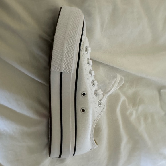 Converse - Picture 2 of 4